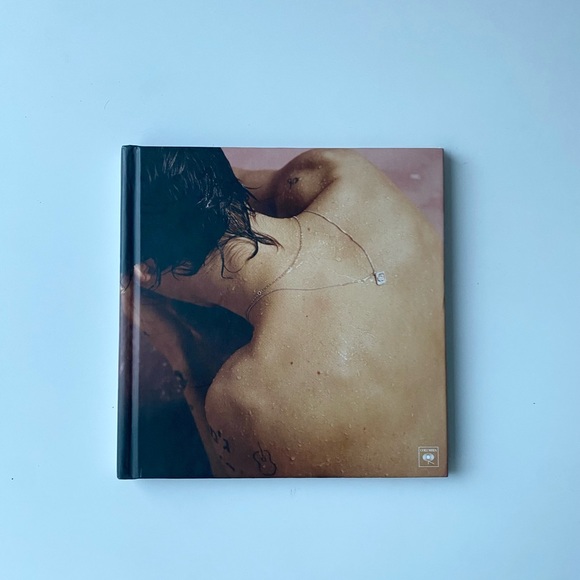 SOLD - Harry Styles debut limited edition CD with 32-page book - Picture 1 of 3